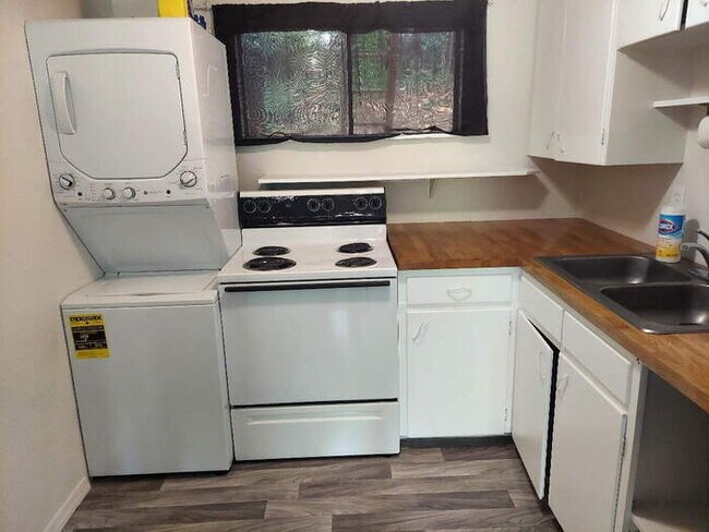 Building Photo - "Charming 2-Bedroom Retreat in Abbeville – Ideal Comfort and Convenience Await!"