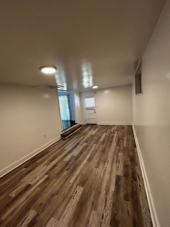 Building Photo - Rent this Gorgeous Fully Updated 3 Bd/ 1.5...