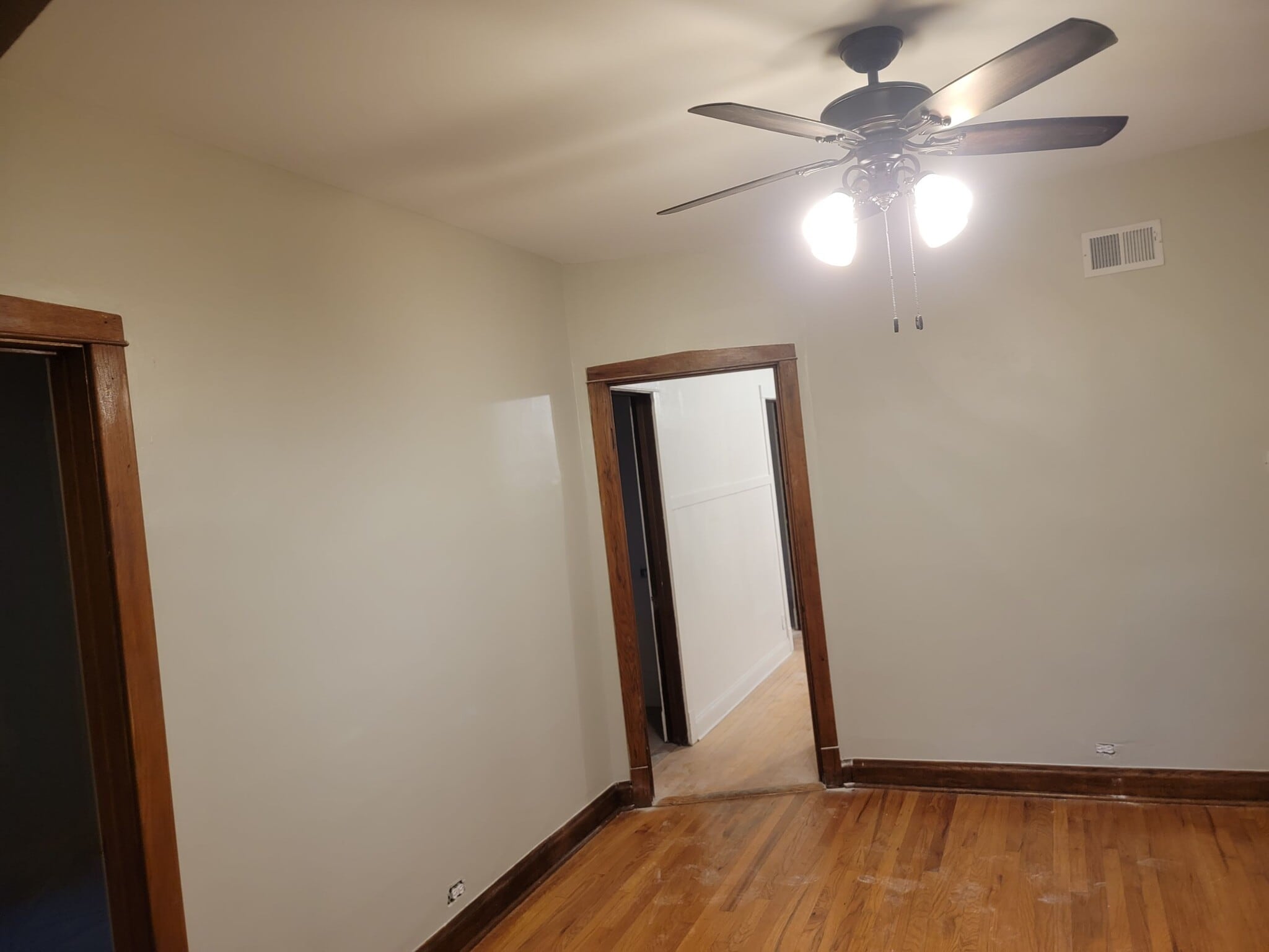 Building Photo - 5031 W Cullom Ave