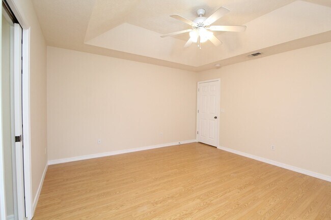 Building Photo - 3BR/2BA Gulf Breeze Brick Home in Oak Pointe with Vaulted Ceilings, Open Layout, Fenced Yard & La...