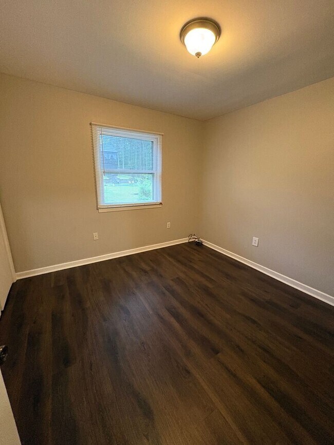 Building Photo - Lovely 3 bedroom Town Home with Fresh Paint and New Flooring Upstairs!! East North Street Area