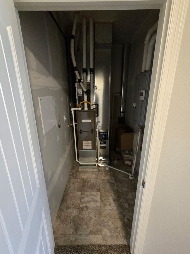 Building Photo - 3B/3B Townhome NOW AVAILABLE in Windsor! Great Location!