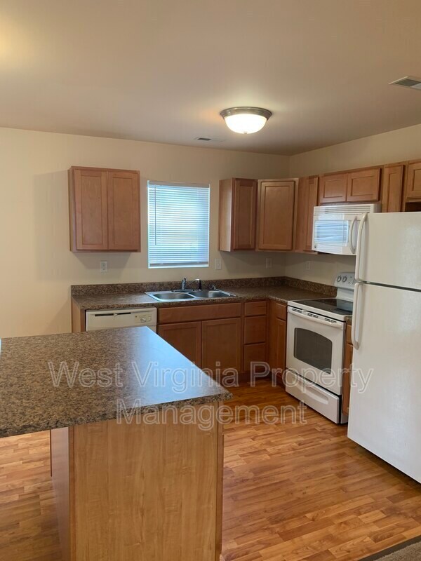 Building Photo - 196 Cardinal Way