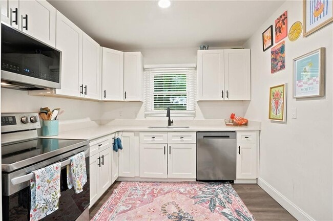 Building Photo - 581 Meadowbrook Dr SE