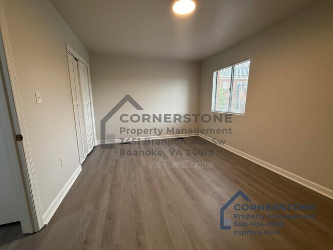Building Photo - 106 Lee Ave NE