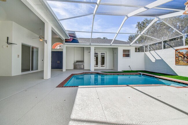 Building Photo - Beautiful 4/3/3 on a private 1 acre lot.