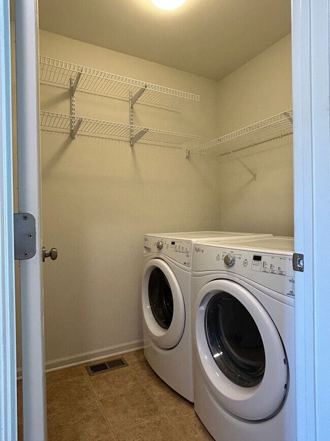 Building Photo - 941 Lansdowne Rd