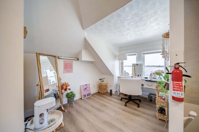 Building Photo - Massive 10 Bedroom Newly Renovated House P...