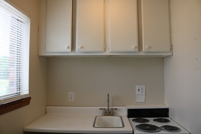 Building Photo - 4651 NE Antioch Rd