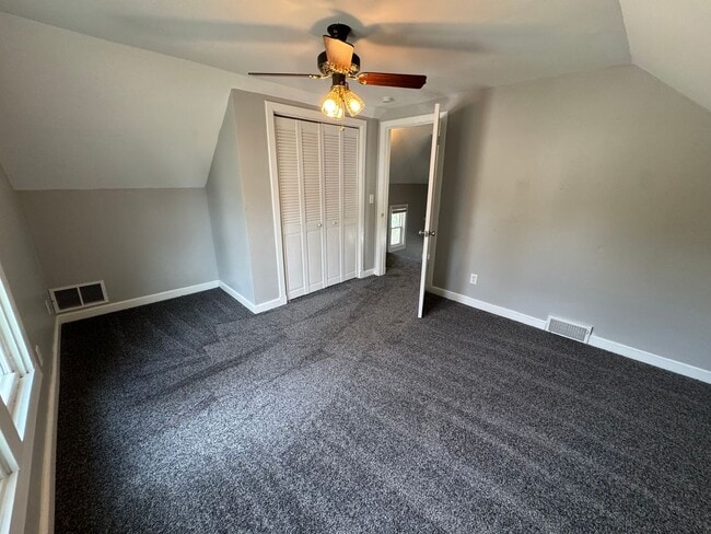 Building Photo - 2 Bedroom 1 Bath House in Rock Island