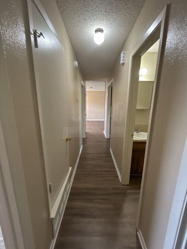 Building Photo - 607 Spoke Dr