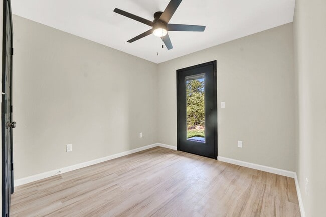 Building Photo - 3 Bed 2 Bath Duplex