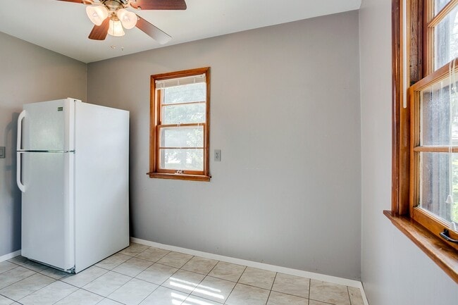 Building Photo - 2 Bed Bungalow in Champaign- Available August 2026