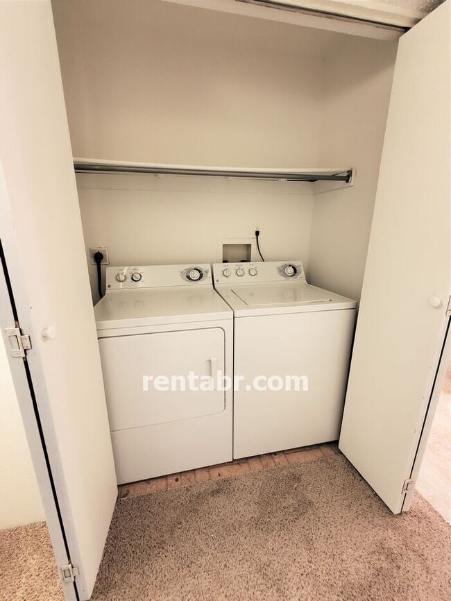 Building Photo - Spacious Snowbird Condo in Lakewood for Re...