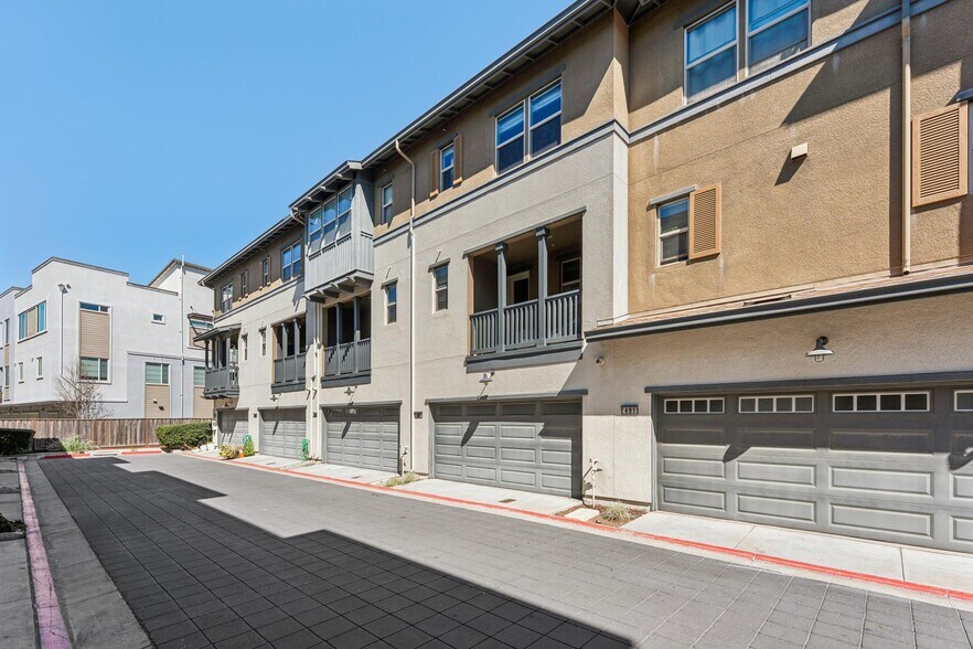 Building Photo - 489 Diller St