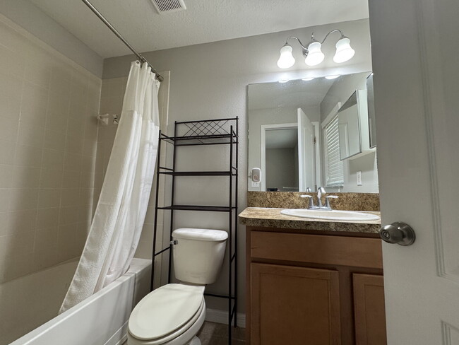 Building Photo - "Charming Tampa Retreat: Stylish 2-Bedroom...