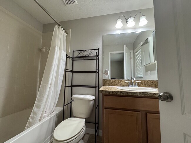 Building Photo - "Charming Tampa Retreat: Stylish 2-Bedroom with Granite Finishes & Guest Suite!"