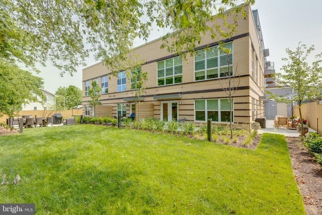 Building Photo - 1800 Mt Vernon Ave