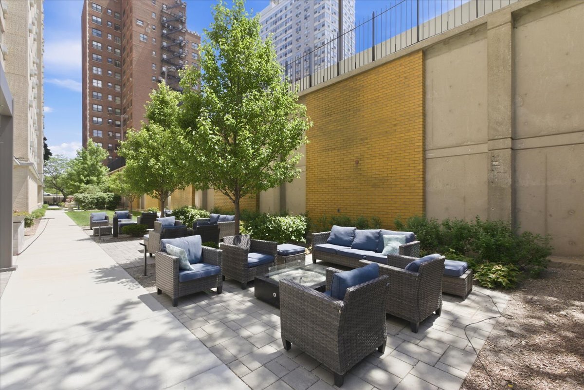 Building Photo - 3950 N Lake Shore Dr