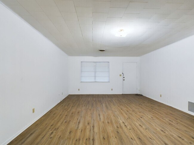 Building Photo - 100 NW Hills Dr