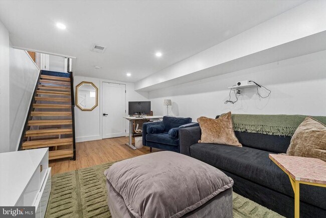 Building Photo - 2565 Tulip St