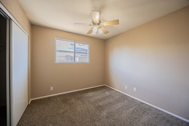 Building Photo - 2812 S Cottonwood Dr
