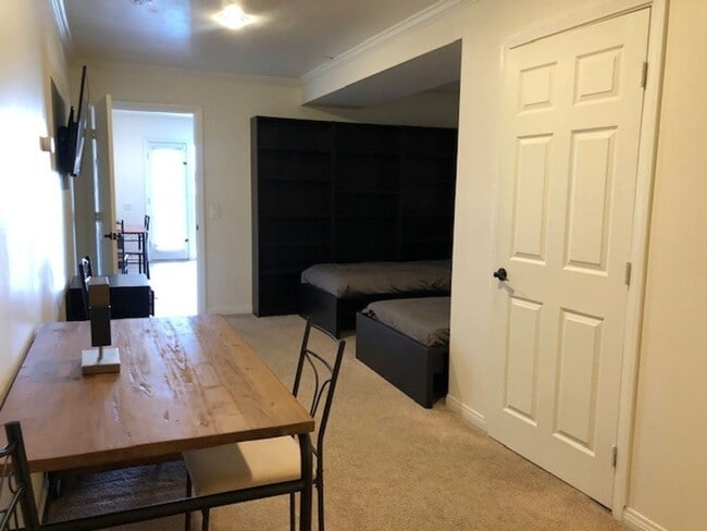 Building Photo - Los Caballeros #006