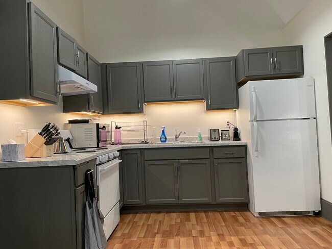 Building Photo - 400 Main St E