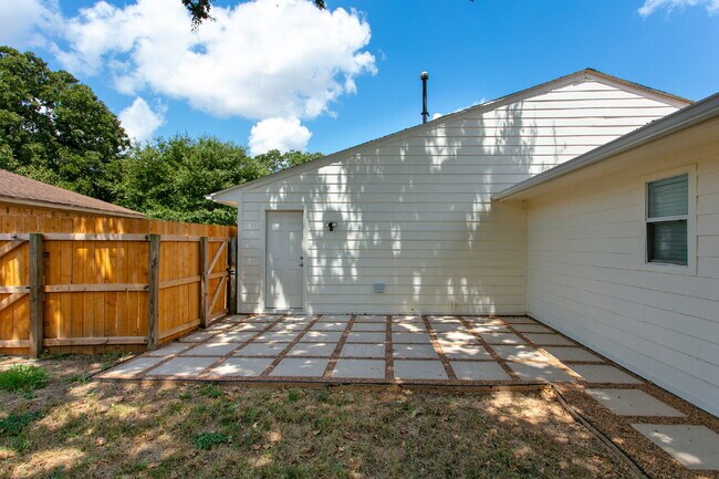 Building Photo - 3/2 Move-In Ready with Washer, Dryer, Refrigerator & Lawn Care Included!