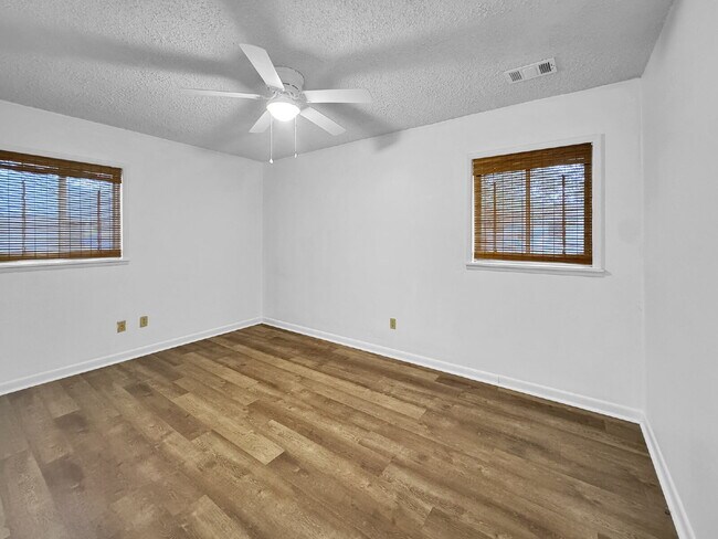 Building Photo - Charming 3-Bedroom Brick Ranch with Large ...