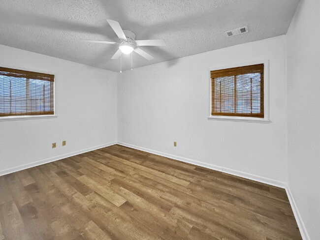 Building Photo - Charming 3-Bedroom Brick Ranch with Large Fenced Yard in Heart of Gainesville