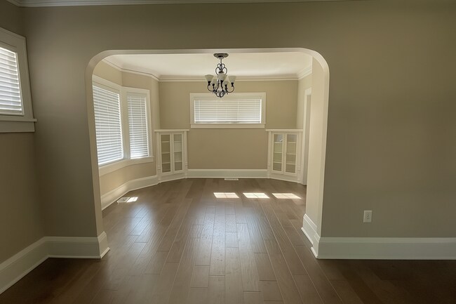 Building Photo - Immediate Move In or Nov 1st Beautiful 3 B...