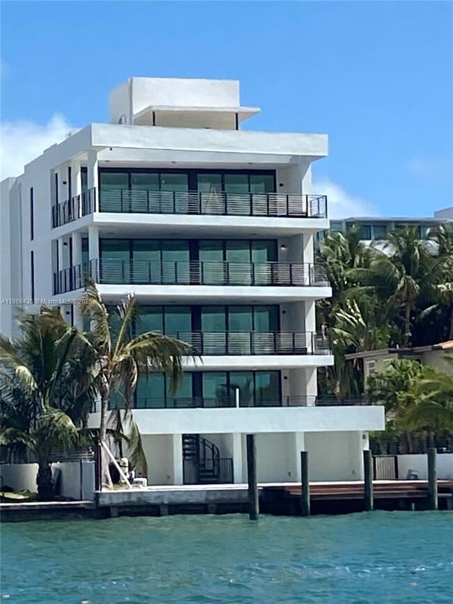 Building Photo - 1930 Bay Dr