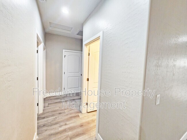Building Photo - 1111 Sixshooter Ave