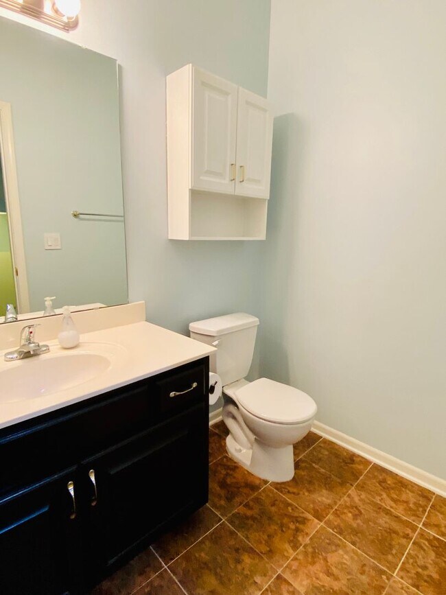 Building Photo - {12337} Spacious Stone Creek Village Townhouse + All Appliances Included + Lawn Care Included + 1...