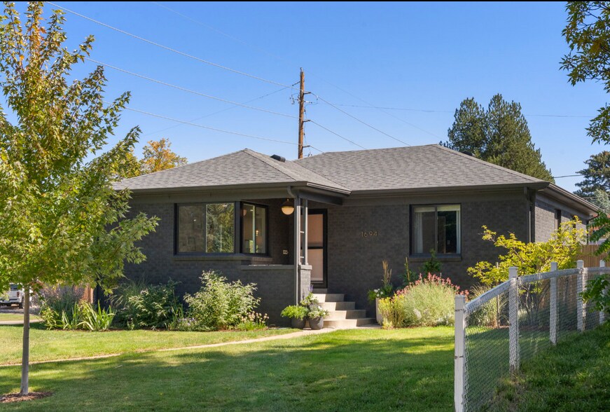 Primary Photo - 1694 Niagara St