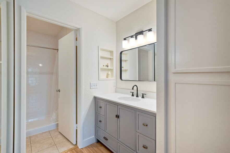 Building Photo - 10910 Summerdale Way
