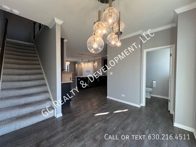 Building Photo - ***  NEWER CONST / FULL SIZED W&D IN UNIT ...