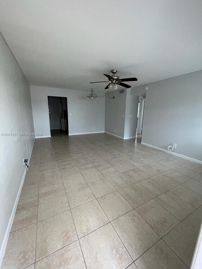 Building Photo - 10112 Twin Lakes Dr