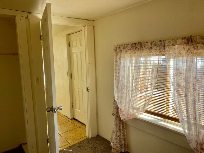 Building Photo - 2 bedroom, 1 bathroom house, fenced yard, ...