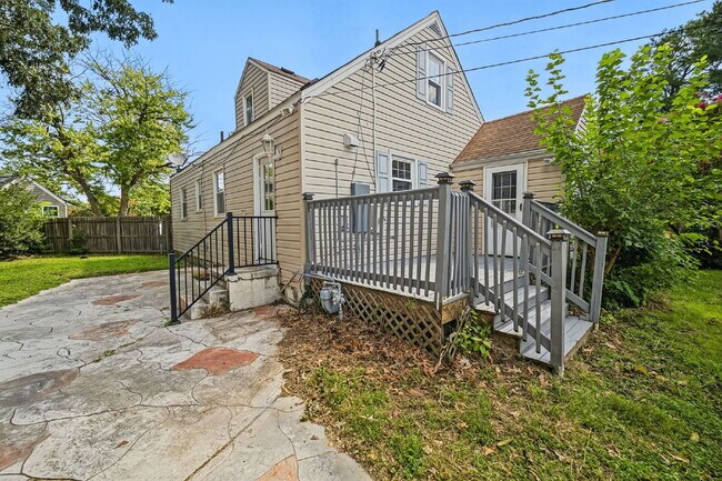 Building Photo - RARE FIND-4 BEDROOMS, 2 BATHROOMS, FENCED BACK YARD and GARAGE-PETS!!