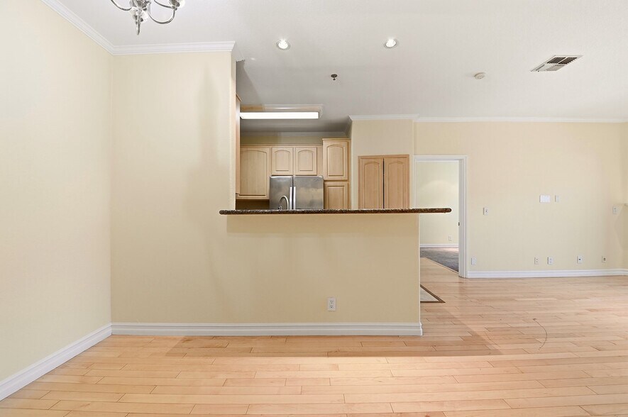 Building Photo - 300 N El Molino Ave