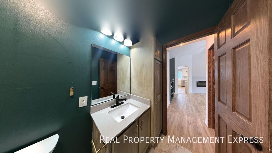 Building Photo - Spacious 4BR, 2BA Gem with Fireplace and Open Basement