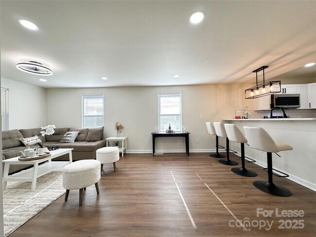 Building Photo - 226 Malvern Dr SW