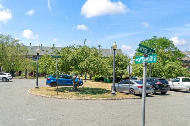 Building Photo - 156 Cottonwood St