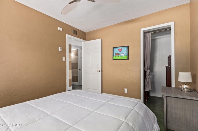 Building Photo - 6744 E Vernon Ave