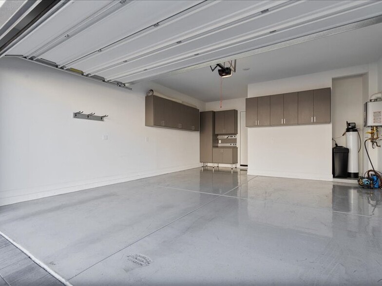 Garage - 5053 E Anderson Dr