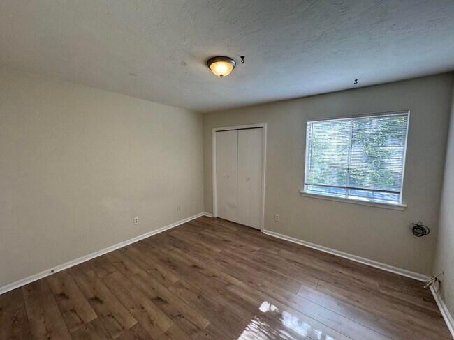 Building Photo - 1401 Lazy Brook