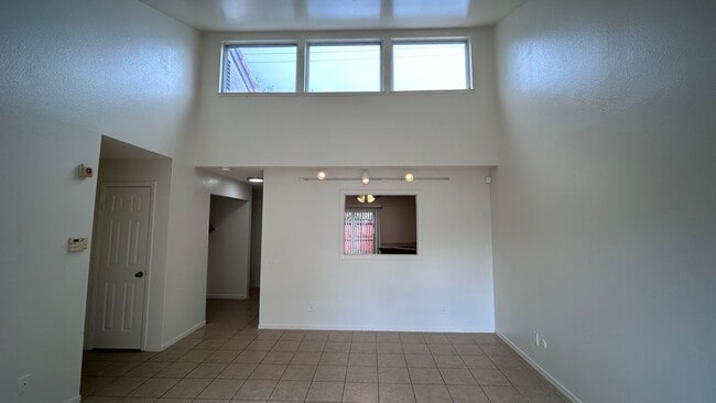 Building Photo - 2109 Sharon Way