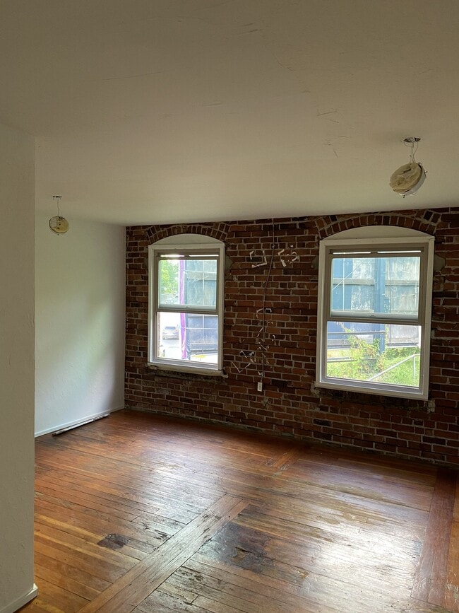 Building Photo - 834 Bay St